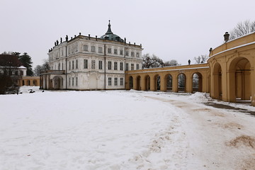 Fototapeta na wymiar Yellow balustrade leading to central baroque building