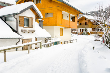 Obraz premium Street Covered in Snow in an Alpine Village