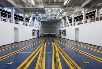 Naklejka premium Piattaforma binari all'interno della nave traghetto
