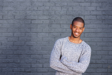 Obraz premium cool african american guy smiling against gray background