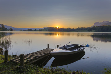 Obraz na płótnie Canvas Sunrise over Lake Naverone