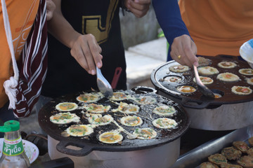 Making crispy shellfish fried on pan delicious