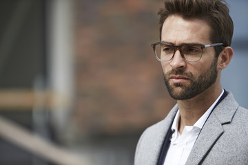 Naklejka premium Thoughtful businessman looking away