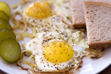 sunny side up eggs with onion