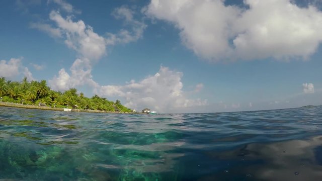 eine Insel auf dem Malediven vom Meer aus gefilmt