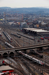 Aussicht auf die Gleise und das Viadukt beim Verkehrsknotenpunkt Hard in der Stadt Zürich 