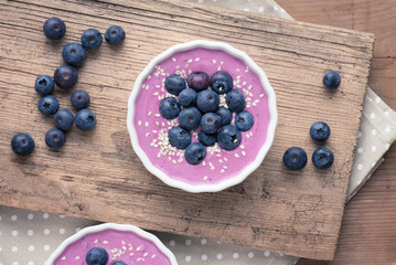 Heidelbeerjoghurt mit frischen Heidelbeeren und Sesamsamen