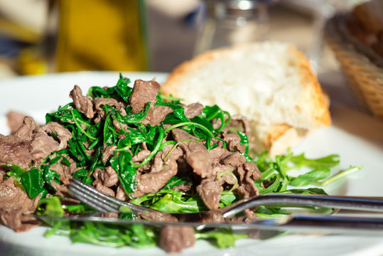 Beef strips with rocket (straccetti alla romana)