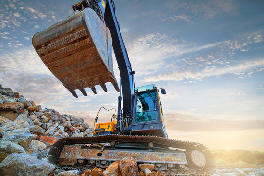 grue travaillant sur le chantier