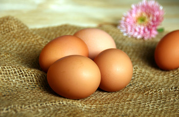 hühnereier auf sackleinen