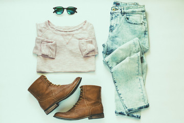 Zestaw ubraniowy, odzież, buty, spodnie, sweter, okulary © nadchmurami