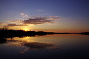 Fototapeta na wymiar マクンベツ川に映る夕空