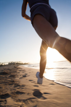femme sportive qui fait un jogging sur la plage 