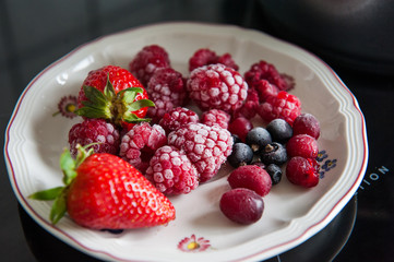Frische- und Gefrierbeeren auf eine Untertasse
