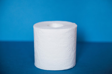 рулон туалетной бумаги на синем фоне