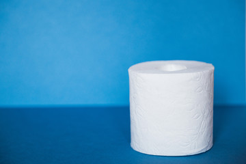 рулон туалетной бумаги на синем фоне