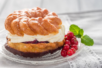 Gefüllter Krapfen mit Sahne