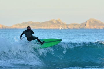 Un homme sportif pratique le paddle et le surf &agrave; Perros-Guirec en Bretagne