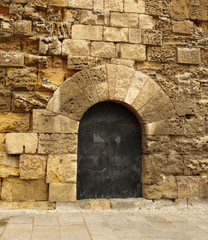 Fototapeta na wymiar дверь в стене из каменной кладки