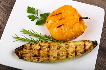 Grilled zucchini with pepper