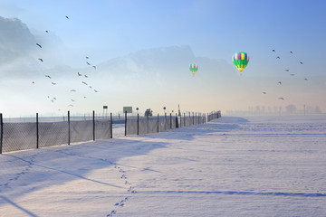 Lot balonem zimą nad polami i górami. - obrazy, fototapety, plakaty