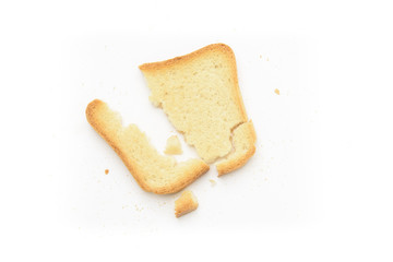 Pan tostado roto en el suelo