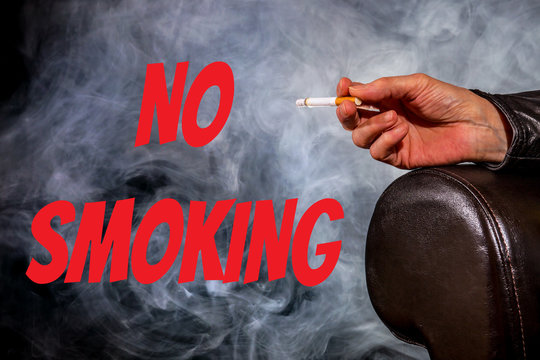 Rauchen verboten ( NO SMOKING ), eine Frau hält eine Zigarette