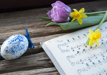 Sehr alte, handgeschriebene Musiknoten mit bemaltem Osterei, lila Tulpe und Narzissen, Narcissus...