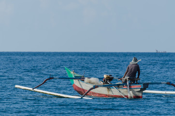 fischer mit hut und boot am meer