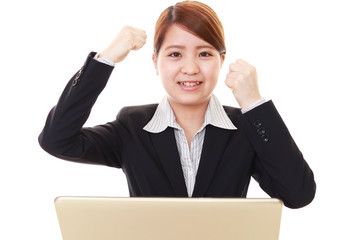 ガッツポーズの女性
