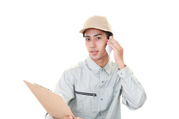 通話中の笑顔の男性