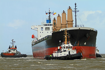 Anlegeman&ouml;ver eines Massengutfrachters mit Hafenschleppern in Cuxhaven