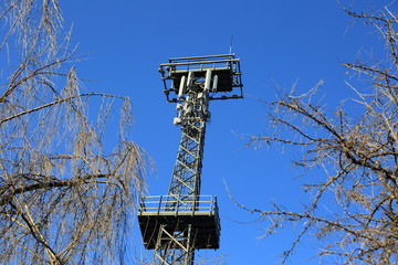 Wieża obserwacyjna metalowa z antenami do łączności.