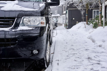 Kleinbus/Van parkt an Straßenrand im verschneiten Winterberg