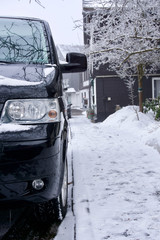 Hochformat-Foto: Kleinbus/Van parkt an Straßenrand im verschneiten Winterberg