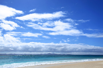 美しい沖縄のビーチと夏空
