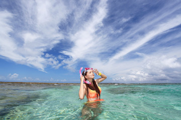 南国沖縄の美しいビーチで寛ぐ女性
