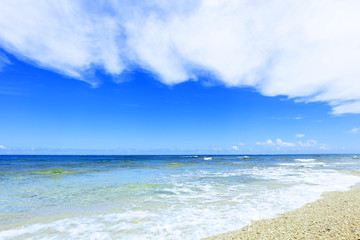 Fototapeta na wymiar 美しい沖縄のビーチと夏空 