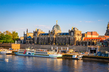 Obraz premium Summer view of the Old Town architecture with Elbe river in Dresden, Saxrony, Germany