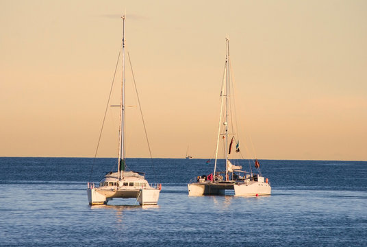 tramonto e catamarani 