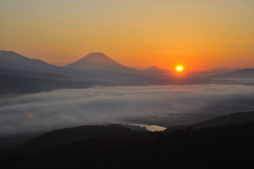 羊蹄山と朝日