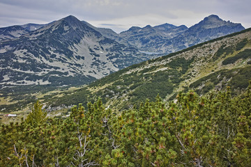 Obraz premium Amazing Panorama of Popovo lake, Dzhangal and Kamenitsa peaks in Pirin Mountain, Bulgaria