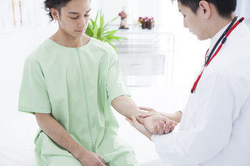 Fototapeta premium The doctor is confirming the patient's pulse