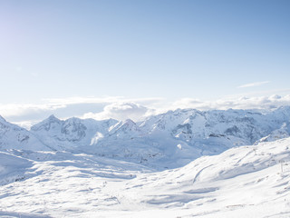 Fototapeta na wymiar Montagnes enneigées domaine ski 