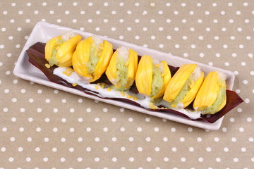 Jackfruit wrap the green and white of sticky rice.