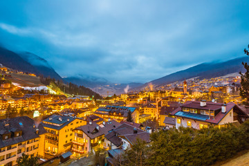 Obraz premium night view of mountain village in alpine valley