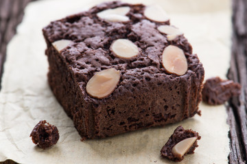 Chocolate brownie with almond topping