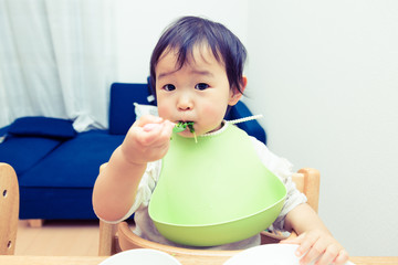 赤ちゃん 食事中