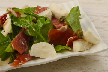 Salad with proscuitto, mozzarella
