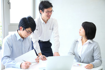 Obraz premium 企画会議中の男女